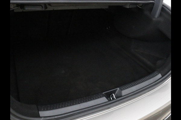 Mercedes-Benz A-Klasse 200 Business Solution AMG | Panoramadak | Stoelverwarming | Matrix LED | Carplay | Memory | Trekhaak | Leder/Alcantara | Widescreen | Navigatie