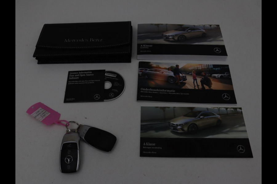 Mercedes-Benz A-Klasse 200 Business Solution AMG | Panoramadak | Stoelverwarming | Matrix LED | Carplay | Memory | Trekhaak | Leder/Alcantara | Widescreen | Navigatie