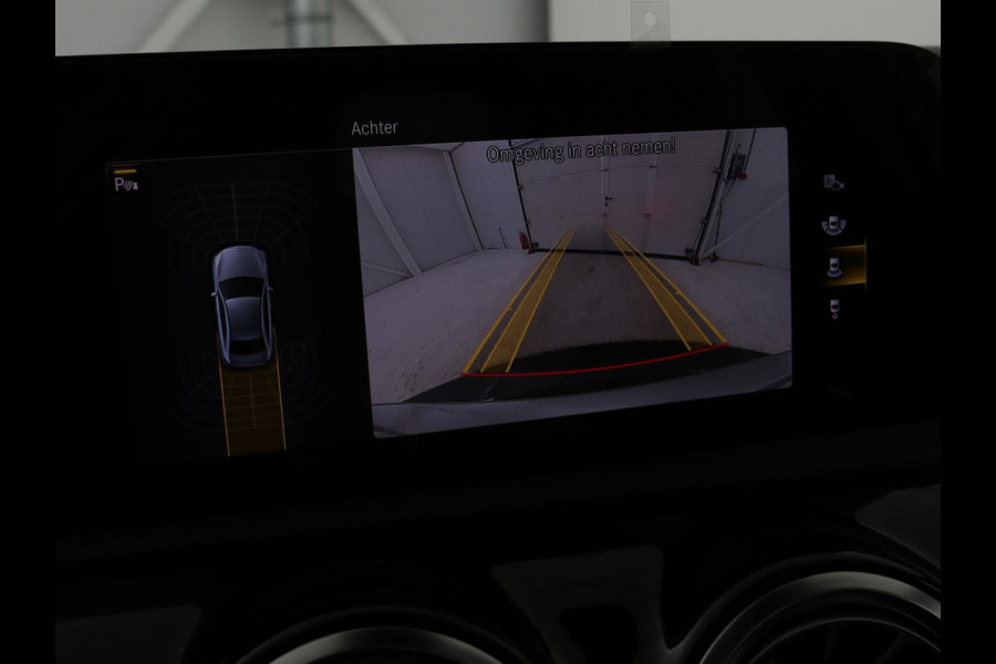 Mercedes-Benz A-Klasse 200 Business Solution AMG | Panoramadak | Stoelverwarming | Matrix LED | Carplay | Memory | Trekhaak | Leder/Alcantara | Widescreen | Navigatie