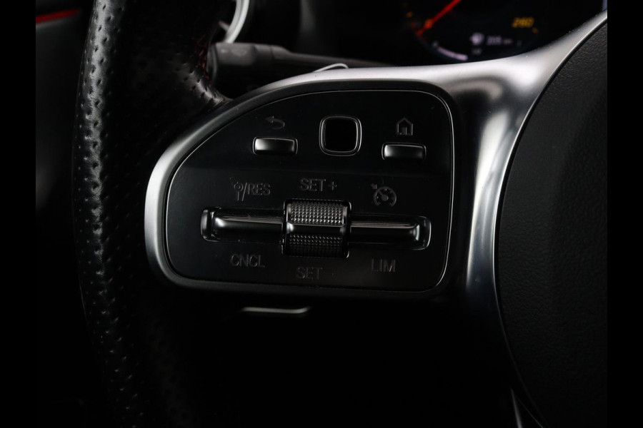 Mercedes-Benz A-Klasse 200 Business Solution AMG | Panoramadak | Stoelverwarming | Matrix LED | Carplay | Memory | Trekhaak | Leder/Alcantara | Widescreen | Navigatie