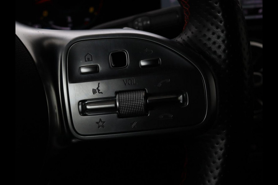 Mercedes-Benz A-Klasse 200 Business Solution AMG | Panoramadak | Stoelverwarming | Matrix LED | Carplay | Memory | Trekhaak | Leder/Alcantara | Widescreen | Navigatie