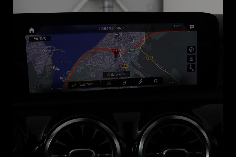 Mercedes-Benz A-Klasse 200 Business Solution AMG | Panoramadak | Stoelverwarming | Matrix LED | Carplay | Memory | Trekhaak | Leder/Alcantara | Widescreen | Navigatie