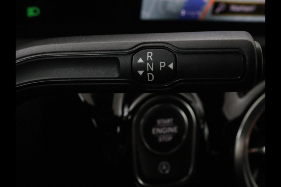 Mercedes-Benz A-Klasse 200 Business Solution AMG | Panoramadak | Stoelverwarming | Matrix LED | Carplay | Memory | Trekhaak | Leder/Alcantara | Widescreen | Navigatie