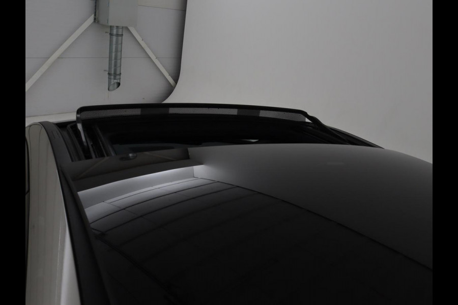 Mercedes-Benz A-Klasse 200 Business Solution AMG | Panoramadak | Stoelverwarming | Matrix LED | Carplay | Memory | Trekhaak | Leder/Alcantara | Widescreen | Navigatie