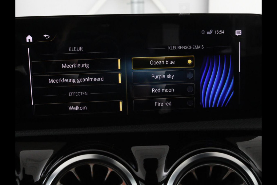 Mercedes-Benz A-Klasse 200 Business Solution AMG | Panoramadak | Stoelverwarming | Matrix LED | Carplay | Memory | Trekhaak | Leder/Alcantara | Widescreen | Navigatie