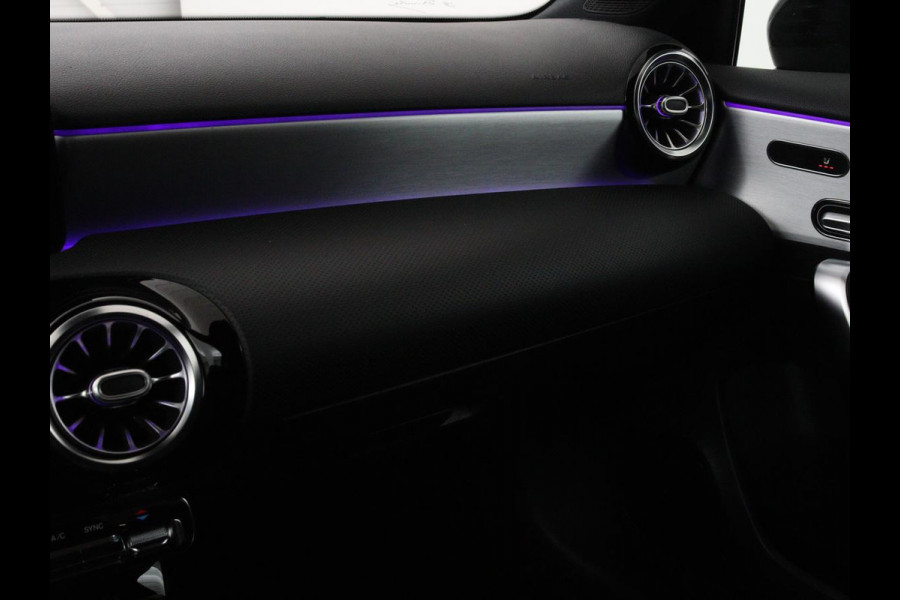 Mercedes-Benz A-Klasse 200 Business Solution AMG | Panoramadak | Stoelverwarming | Matrix LED | Carplay | Memory | Trekhaak | Leder/Alcantara | Widescreen | Navigatie