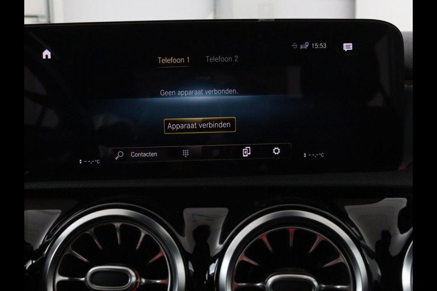Mercedes-Benz A-Klasse 200 Business Solution AMG | Panoramadak | Stoelverwarming | Matrix LED | Carplay | Memory | Trekhaak | Leder/Alcantara | Widescreen | Navigatie
