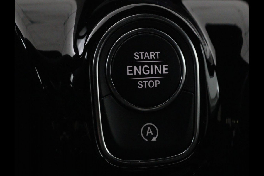 Mercedes-Benz A-Klasse 200 Business Solution AMG | Panoramadak | Stoelverwarming | Matrix LED | Carplay | Memory | Trekhaak | Leder/Alcantara | Widescreen | Navigatie