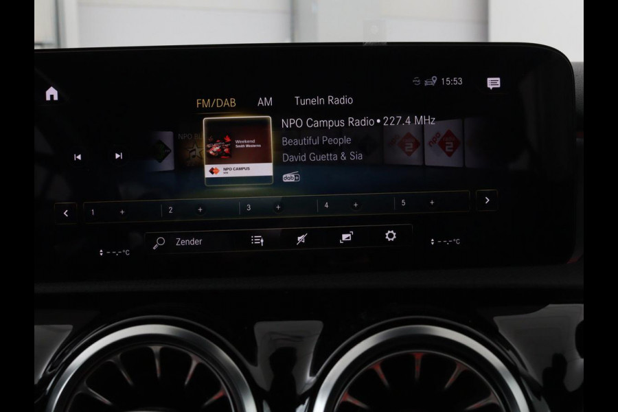 Mercedes-Benz A-Klasse 200 Business Solution AMG | Panoramadak | Stoelverwarming | Matrix LED | Carplay | Memory | Trekhaak | Leder/Alcantara | Widescreen | Navigatie