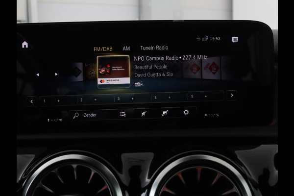 Mercedes-Benz A-Klasse 200 Business Solution AMG | Panoramadak | Stoelverwarming | Matrix LED | Carplay | Memory | Trekhaak | Leder/Alcantara | Widescreen | Navigatie