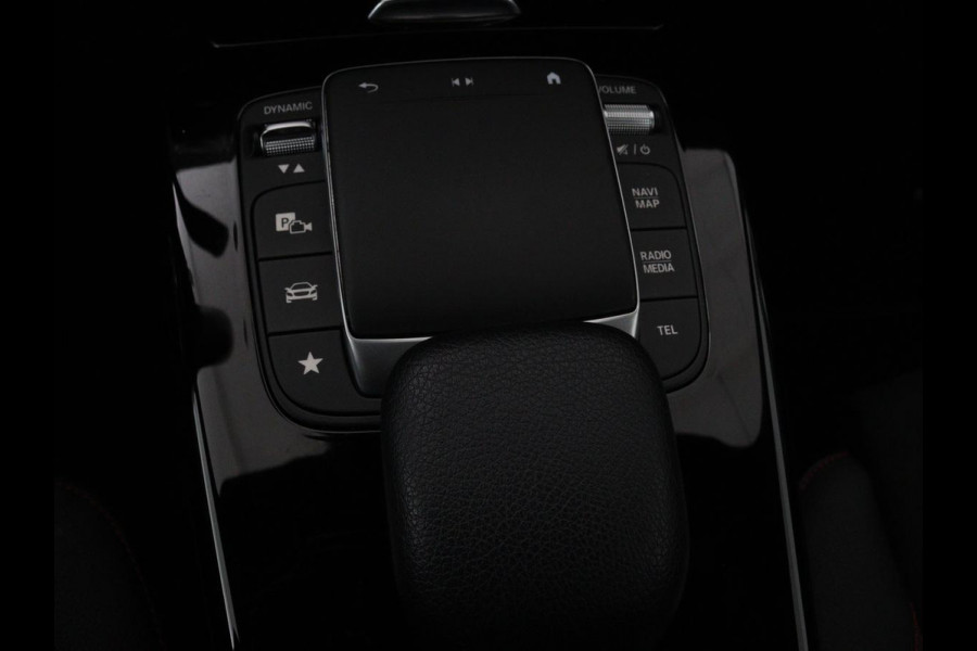 Mercedes-Benz A-Klasse 200 Business Solution AMG | Panoramadak | Stoelverwarming | Matrix LED | Carplay | Memory | Trekhaak | Leder/Alcantara | Widescreen | Navigatie