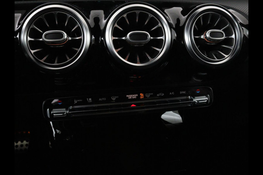 Mercedes-Benz A-Klasse 200 Business Solution AMG | Panoramadak | Stoelverwarming | Matrix LED | Carplay | Memory | Trekhaak | Leder/Alcantara | Widescreen | Navigatie