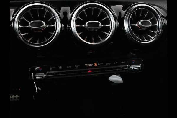 Mercedes-Benz A-Klasse 200 Business Solution AMG | Panoramadak | Stoelverwarming | Matrix LED | Carplay | Memory | Trekhaak | Leder/Alcantara | Widescreen | Navigatie
