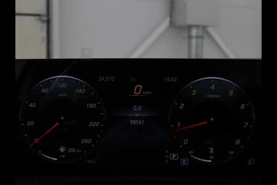 Mercedes-Benz A-Klasse 200 Business Solution AMG | Panoramadak | Stoelverwarming | Matrix LED | Carplay | Memory | Trekhaak | Leder/Alcantara | Widescreen | Navigatie