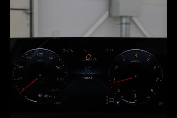 Mercedes-Benz A-Klasse 200 Business Solution AMG | Panoramadak | Stoelverwarming | Matrix LED | Carplay | Memory | Trekhaak | Leder/Alcantara | Widescreen | Navigatie