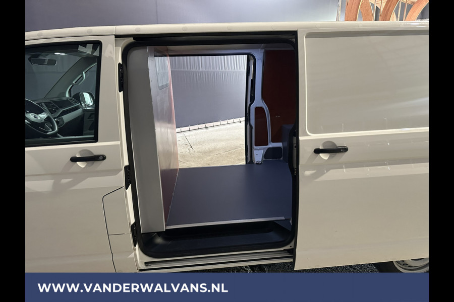 Volkswagen Transporter 2.0 TDI 150pk L2H1 Euro6 Airco | 2500kg Trekhaak | 2x Zijdeur | Camera | Bijrijdersbank | Navigatie Apple carplay, android auto, cruisecontrol, parkeersensoren