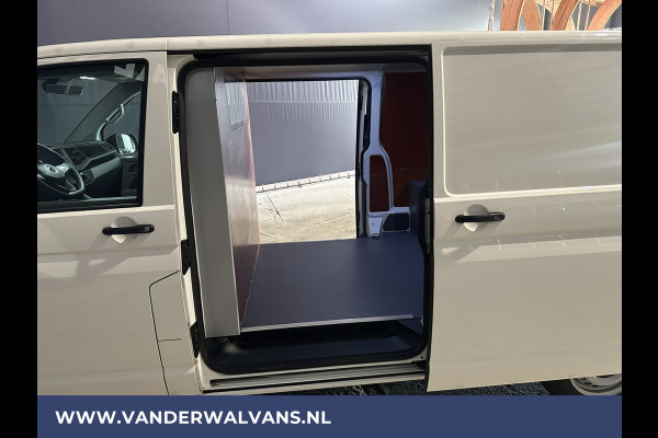 Volkswagen Transporter 2.0 TDI 150pk L2H1 Euro6 Airco | 2500kg Trekhaak | 2x Zijdeur | Camera | Bijrijdersbank | Navigatie Apple carplay, android auto, cruisecontrol, parkeersensoren
