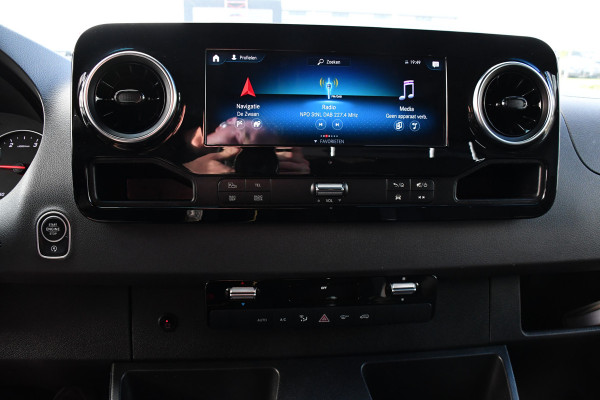 Mercedes-Benz Sprinter 319 3.0 CDI L2H2 PB Edition Camera, Cruise, Carplay, 3500kg Trekhaak, 10,5'' Mbux, LED, Stoelverwarming, 360 Sensoren, Uniek!