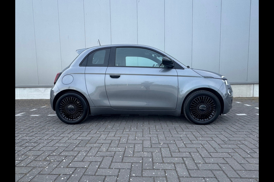 Fiat 500E 3+1 Icon 42 kWh * Black edition * AppleCarplay * Cruise * Rijstrooksensor *