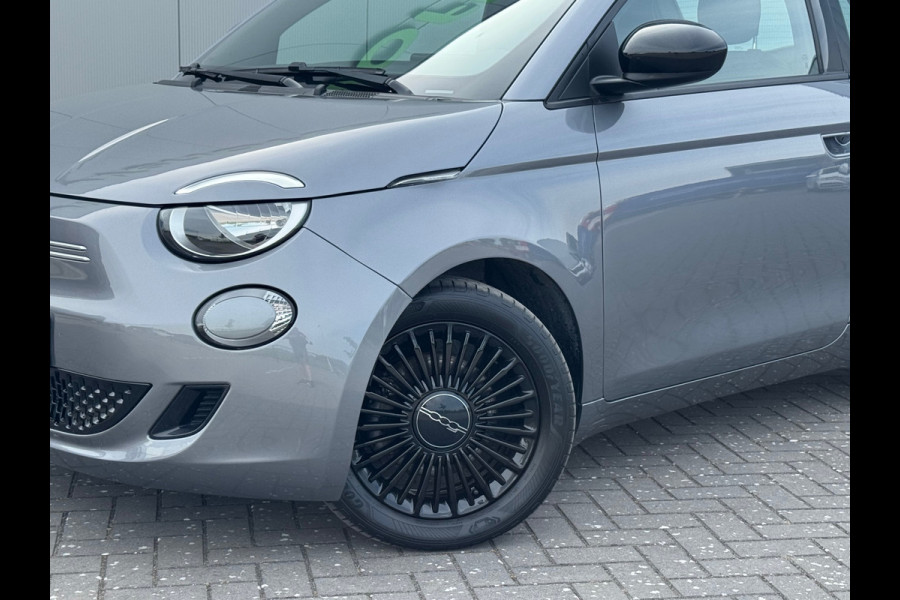Fiat 500E 3+1 Icon 42 kWh * Black edition * AppleCarplay * Cruise * Rijstrooksensor *