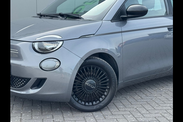 Fiat 500E 3+1 Icon 42 kWh * Black edition * AppleCarplay * Cruise * Rijstrooksensor *