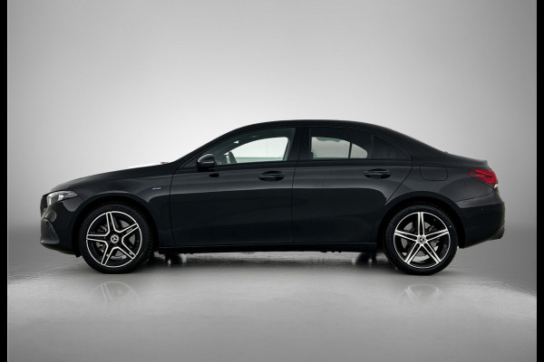 Mercedes-Benz A-Klasse 250 e Premium Plus | 5 spaaks lichtmetalen velgen | MBUX wide screen | Navigatie | Parking support | Camera achter | Inclusief 24 maanden Mercedes-Benz Certified garantie voor Europa.