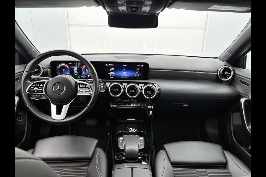 Mercedes-Benz A-Klasse 250 e Premium Plus | 5 spaaks lichtmetalen velgen | MBUX wide screen | Navigatie | Parking support | Camera achter | Inclusief 24 maanden Mercedes-Benz Certified garantie voor Europa.