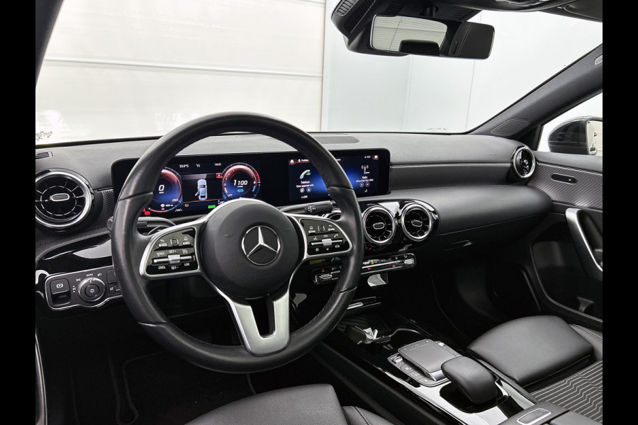Mercedes-Benz A-Klasse 250 e Premium Plus | 5 spaaks lichtmetalen velgen | MBUX wide screen | Navigatie | Parking support | Camera achter | Inclusief 24 maanden Mercedes-Benz Certified garantie voor Europa.