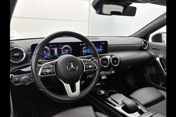 Mercedes-Benz A-Klasse 250 e Premium Plus | 5 spaaks lichtmetalen velgen | MBUX wide screen | Navigatie | Parking support | Camera achter | Inclusief 24 maanden Mercedes-Benz Certified garantie voor Europa.