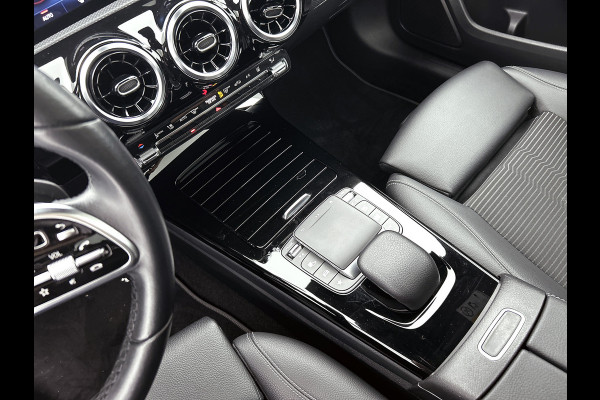 Mercedes-Benz A-Klasse 250 e Premium Plus | 5 spaaks lichtmetalen velgen | MBUX wide screen | Navigatie | Parking support | Camera achter | Inclusief 24 maanden Mercedes-Benz Certified garantie voor Europa.