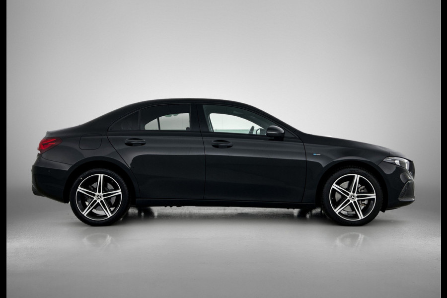 Mercedes-Benz A-Klasse 250 e Premium Plus | 5 spaaks lichtmetalen velgen | MBUX wide screen | Navigatie | Parking support | Camera achter | Inclusief 24 maanden Mercedes-Benz Certified garantie voor Europa.