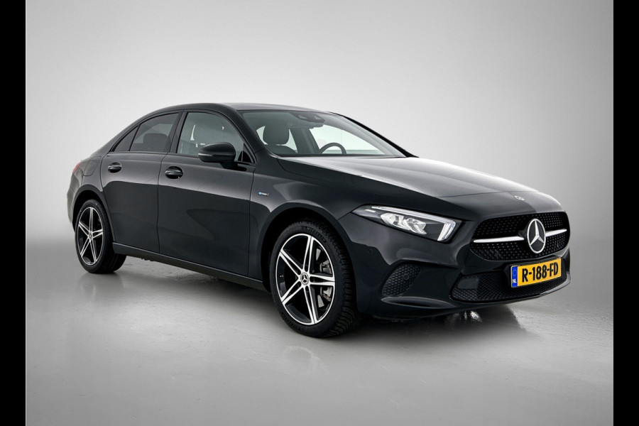 Mercedes-Benz A-Klasse 250 e Premium Plus | 5 spaaks lichtmetalen velgen | MBUX wide screen | Navigatie | Parking support | Camera achter | Inclusief 24 maanden Mercedes-Benz Certified garantie voor Europa.