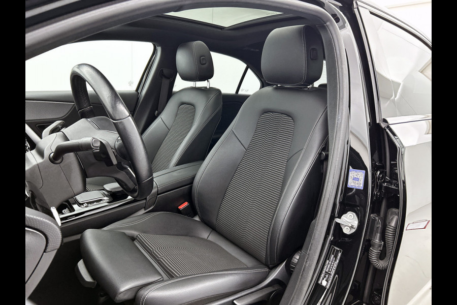 Mercedes-Benz A-Klasse 250 e Premium Plus | 5 spaaks lichtmetalen velgen | MBUX wide screen | Navigatie | Parking support | Camera achter | Inclusief 24 maanden Mercedes-Benz Certified garantie voor Europa.