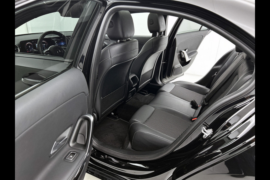 Mercedes-Benz A-Klasse 250 e Premium Plus | 5 spaaks lichtmetalen velgen | MBUX wide screen | Navigatie | Parking support | Camera achter | Inclusief 24 maanden Mercedes-Benz Certified garantie voor Europa.