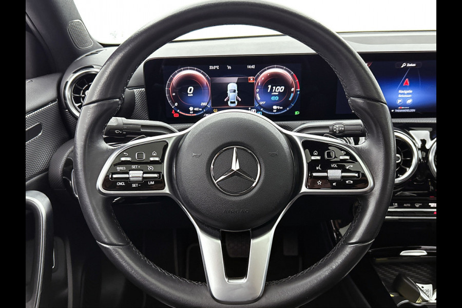 Mercedes-Benz A-Klasse 250 e Premium Plus | 5 spaaks lichtmetalen velgen | MBUX wide screen | Navigatie | Parking support | Camera achter | Inclusief 24 maanden Mercedes-Benz Certified garantie voor Europa.