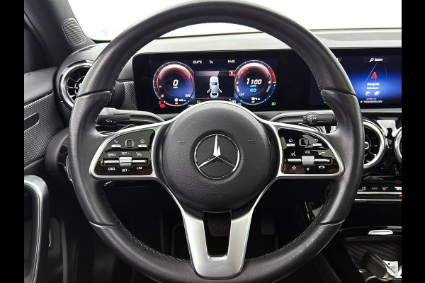 Mercedes-Benz A-Klasse 250 e Premium Plus | 5 spaaks lichtmetalen velgen | MBUX wide screen | Navigatie | Parking support | Camera achter | Inclusief 24 maanden Mercedes-Benz Certified garantie voor Europa.