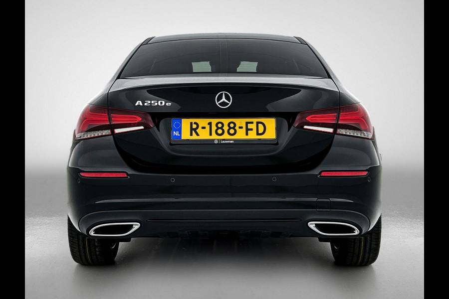Mercedes-Benz A-Klasse 250 e Premium Plus | 5 spaaks lichtmetalen velgen | MBUX wide screen | Navigatie | Parking support | Camera achter | Inclusief 24 maanden Mercedes-Benz Certified garantie voor Europa.