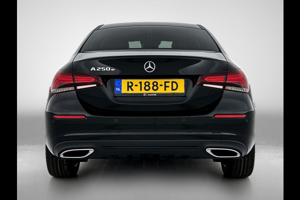 Mercedes-Benz A-Klasse 250 e Premium Plus | 5 spaaks lichtmetalen velgen | MBUX wide screen | Navigatie | Parking support | Camera achter | Inclusief 24 maanden Mercedes-Benz Certified garantie voor Europa.