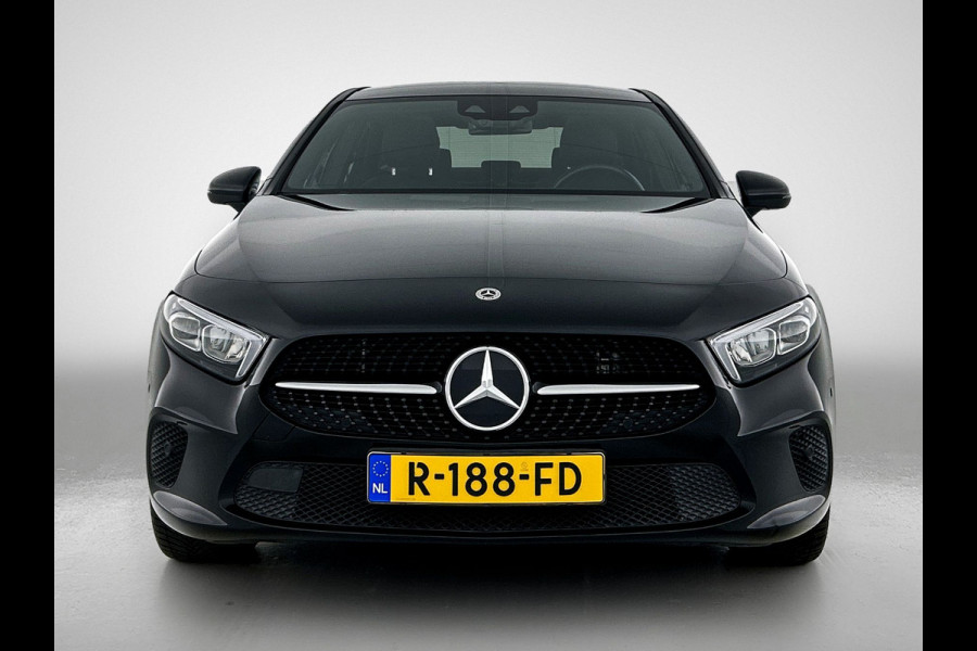 Mercedes-Benz A-Klasse 250 e Premium Plus | 5 spaaks lichtmetalen velgen | MBUX wide screen | Navigatie | Parking support | Camera achter | Inclusief 24 maanden Mercedes-Benz Certified garantie voor Europa.