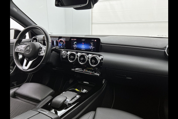 Mercedes-Benz A-Klasse 250 e Premium Plus | 5 spaaks lichtmetalen velgen | MBUX wide screen | Navigatie | Parking support | Camera achter | Inclusief 24 maanden Mercedes-Benz Certified garantie voor Europa.
