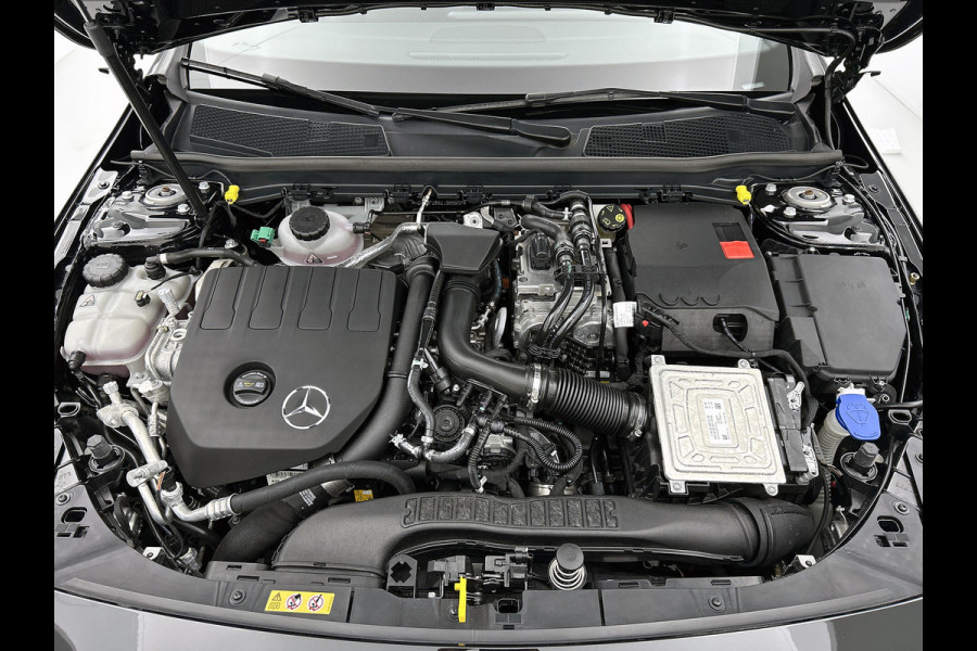 Mercedes-Benz A-Klasse 250 e Premium Plus | 5 spaaks lichtmetalen velgen | MBUX wide screen | Navigatie | Parking support | Camera achter | Inclusief 24 maanden Mercedes-Benz Certified garantie voor Europa.