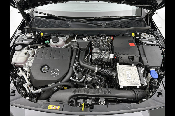 Mercedes-Benz A-Klasse 250 e Premium Plus | 5 spaaks lichtmetalen velgen | MBUX wide screen | Navigatie | Parking support | Camera achter | Inclusief 24 maanden Mercedes-Benz Certified garantie voor Europa.