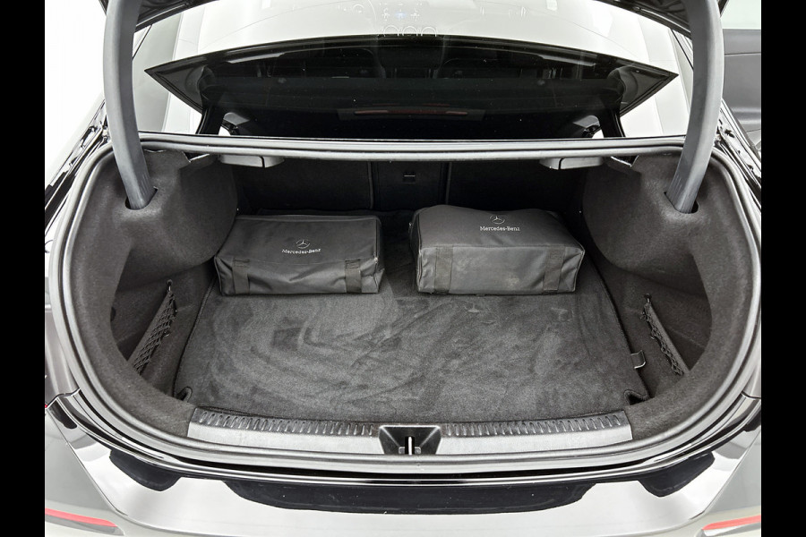 Mercedes-Benz A-Klasse 250 e Premium Plus | 5 spaaks lichtmetalen velgen | MBUX wide screen | Navigatie | Parking support | Camera achter | Inclusief 24 maanden Mercedes-Benz Certified garantie voor Europa.