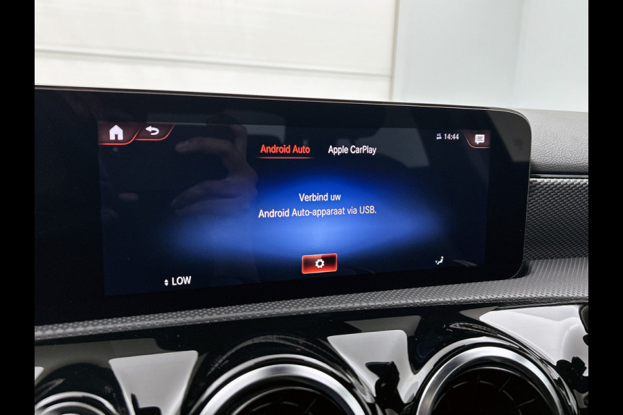 Mercedes-Benz A-Klasse 250 e Premium Plus | 5 spaaks lichtmetalen velgen | MBUX wide screen | Navigatie | Parking support | Camera achter | Inclusief 24 maanden Mercedes-Benz Certified garantie voor Europa.
