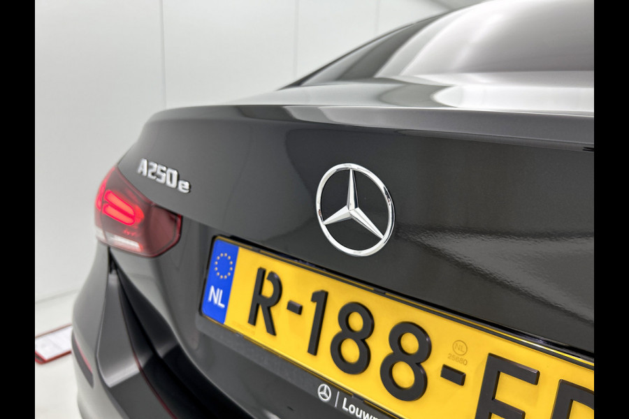 Mercedes-Benz A-Klasse 250 e Premium Plus | 5 spaaks lichtmetalen velgen | MBUX wide screen | Navigatie | Parking support | Camera achter | Inclusief 24 maanden Mercedes-Benz Certified garantie voor Europa.