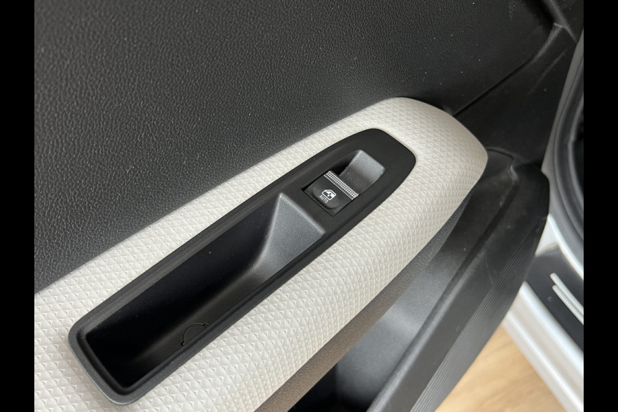 Renault Captur 1.3 TCe 130 Intens | Groot Navi | Bose | Stoelverwarming | Camera | Led | PDC | 17" | Volledig onderhouden!