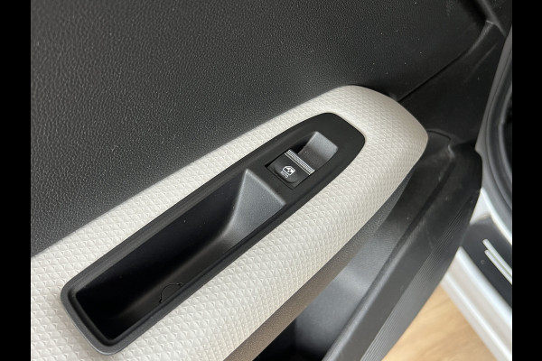 Renault Captur 1.3 TCe 130 Intens | Groot Navi | Bose | Stoelverwarming | Camera | Led | PDC | 17" | Volledig onderhouden!