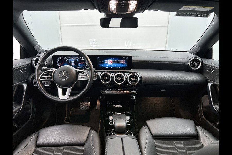 Mercedes-Benz CLA-Klasse Shooting Brake 200 Business Luxury | Lichtmetalen velgen | MBUX wide screen | Navigatie | Parkings support met camera achter | Inclusief 24 maanden Mercedes-Benz Certified garantie voor Europa.