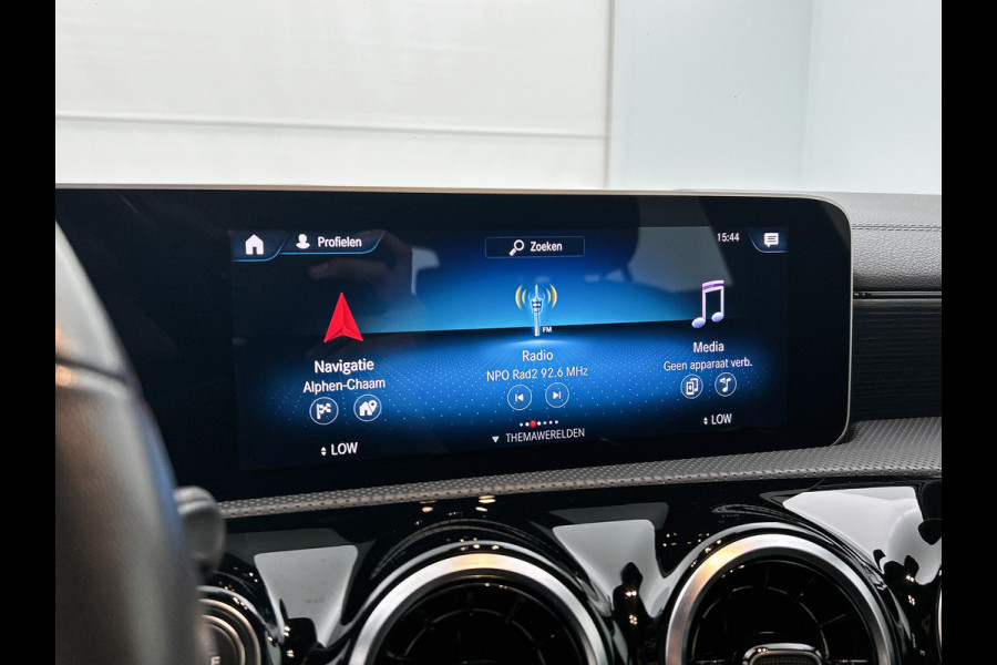 Mercedes-Benz CLA-Klasse Shooting Brake 200 Business Luxury | Lichtmetalen velgen | MBUX wide screen | Navigatie | Parkings support met camera achter | Inclusief 24 maanden Mercedes-Benz Certified garantie voor Europa.