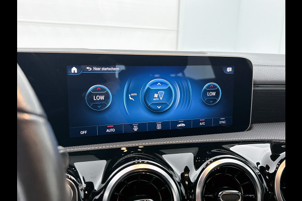 Mercedes-Benz CLA-Klasse Shooting Brake 200 Business Luxury | Lichtmetalen velgen | MBUX wide screen | Navigatie | Parkings support met camera achter | Inclusief 24 maanden Mercedes-Benz Certified garantie voor Europa.